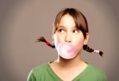17606094-jeune-fille-faisant-une-bulle-de-chewing-gum