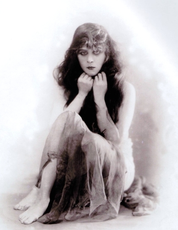 theda-bara-as-the-vampire-1915-in-a-publicity-shot-for-the-film-a-fool-there-wasdirected-by-frank-powell-3